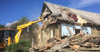 Промышленный демонтаж пристроек к дому в Выборге | Цены от 578 руб. за м2