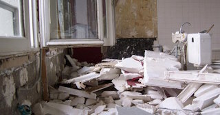 Демонтаж хрущевки в Выборге - удаление старых полов и стен по выгодной цене от 1785 рублей.