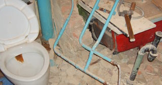 Профессиональный демонтаж перегородки ванной и туалета в Выборге - от 578 рублей